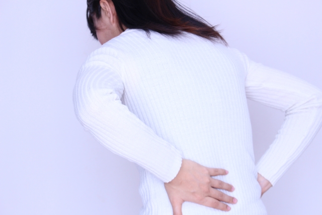 腰を痛めた女性の写真