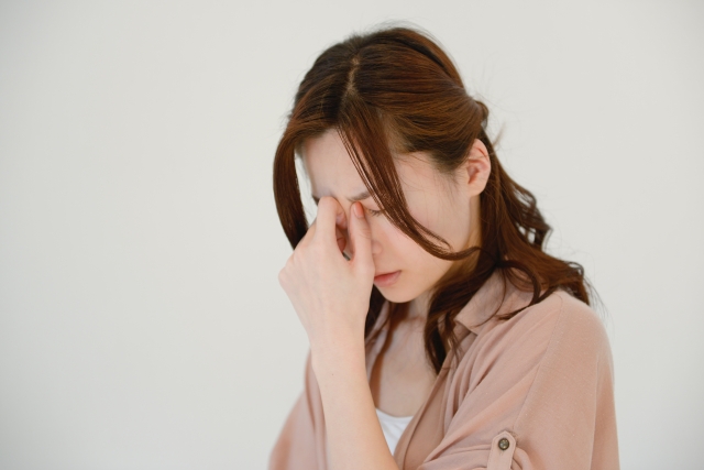 めまいに悩む女性の写真